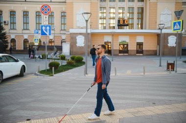 Yakışıklı kör adam şehirde dolaşıyor.
