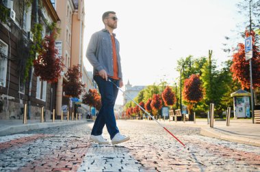 Kör adam. Özürlü, engelli ve günlük hayatı olan insanlar. Bastonlu görme engelli bir adam.