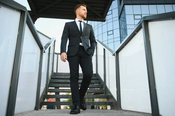 Σύγχρονος Επιχειρηματίας Αυτοπεποίθηση Νεαρός Άνδρας Πλήρη Κοστούμι Και Κοιτάζοντας Μακριά — Φωτογραφία Αρχείου