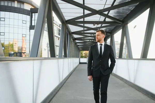 オフィスの近くの証券会社 コンクリートの階段の背景に立っている彼の前で検索します — ストック写真