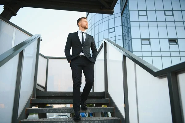 Şehir ortamında yakışıklı bir işadamının portresi.