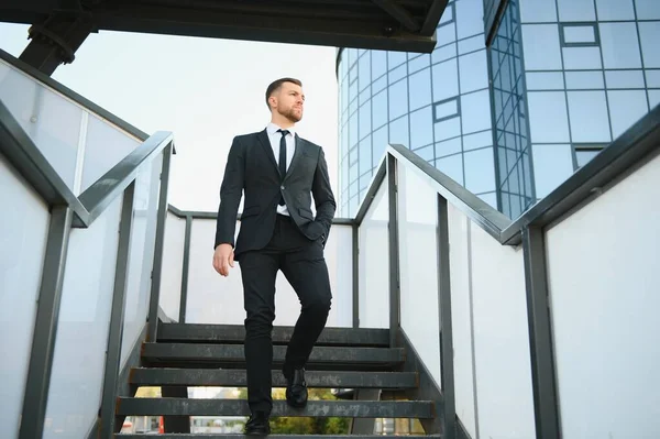 Şehir ortamında yakışıklı bir işadamının portresi.