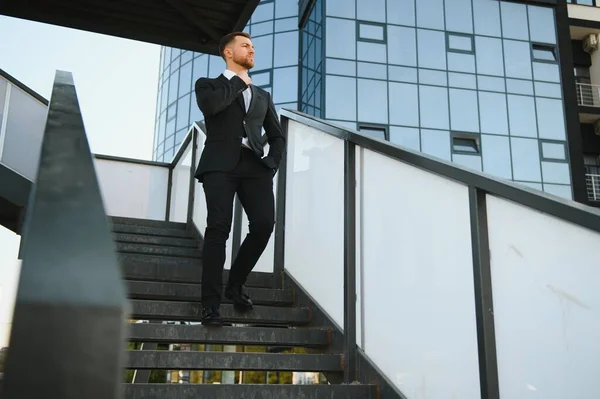 Uomo Affari Moderno Giovane Sicuro Completo Distogliendo Sguardo Mentre Trova — Foto Stock