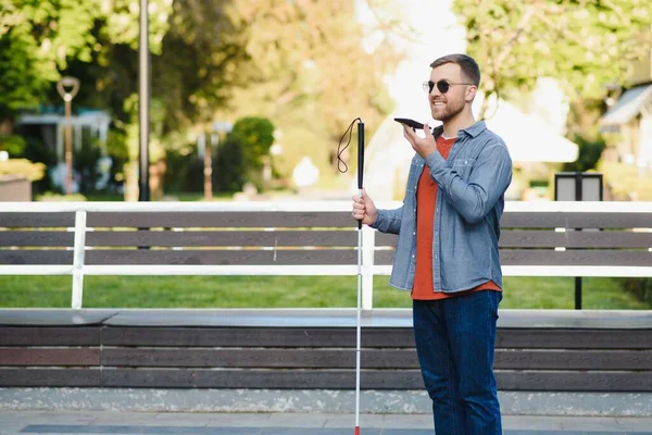 Jovem Cego Usando Telefone Enviando Mensagem Voz — Fotografia de Stock