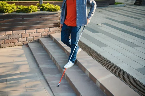 残疾人 残疾人和日常生活 用手杖走路的视力受损的人 — 图库照片