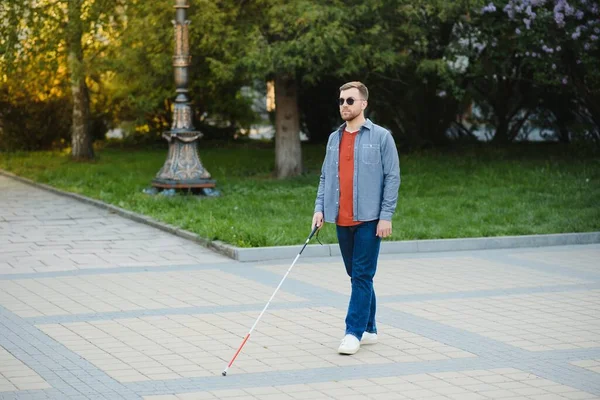 盲目の男棒を保持している歩道の上を歩く — ストック写真