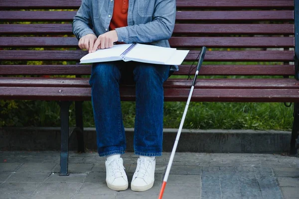 Niewidomy Czyta Książkę Braille Siedzi Ławce Letnim Parku Odpoczywa — Zdjęcie stockowe