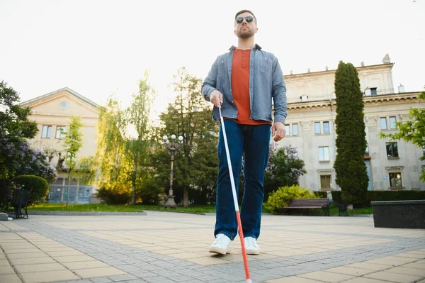 Close Blind Man Berdiri Dengan Stick Putih Jalan — Stok Foto