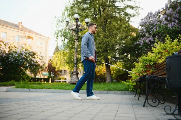 Jovem Bonito Cego Homem Andando Com Pau Cidade — Fotografia de Stock