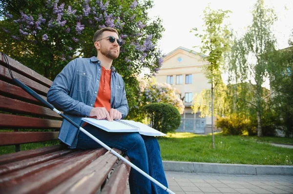 Blind Man Läser Punktskrift Bok Sitter Bänk Sommarparken Vila — Stockfoto