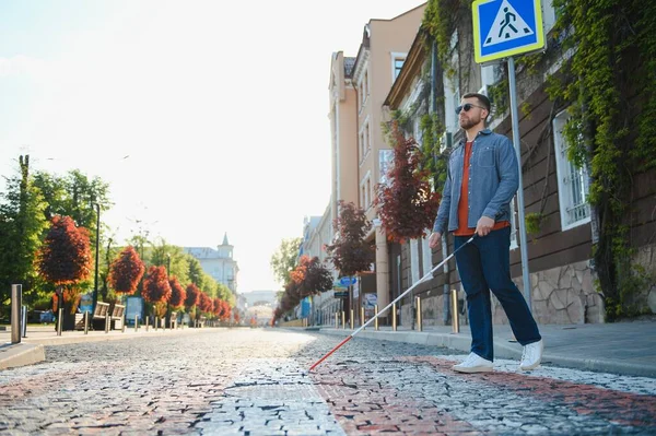 Jovem Bonito Cego Homem Andando Com Pau Cidade — Fotografia de Stock