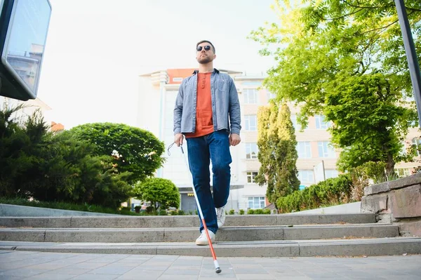 Joven Ciego Con Bastón Blanco Caminando Por Calle Ciudad — Foto de Stock