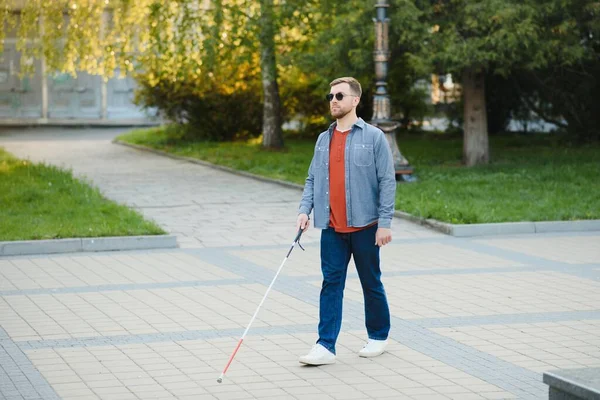 年轻的盲人用白拐杖在城市过马路 — 图库照片