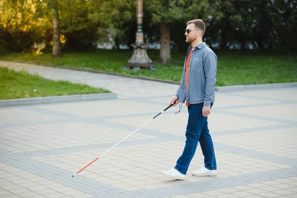 Homem Cego Andando Calçada Segurando Vara — Fotografia de Stock