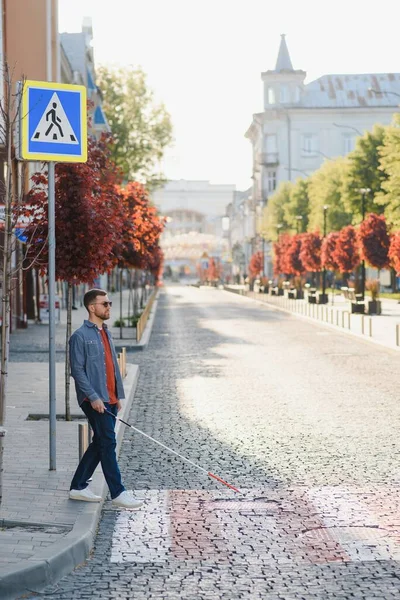 Mladý Pohledný Zaslepený Muž Kráčí Holí Městě — Stock fotografie