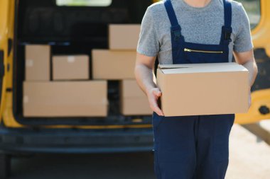 Kurye, kutuyu müşteriye teslim etti. Üniformalı kurye servisi çalışanı