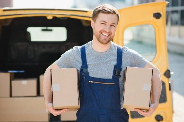 Kurye, kutuyu müşteriye teslim etti. Üniformalı kurye servisi çalışanı