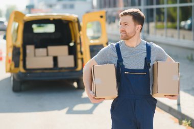 Kurye, kutuyu müşteriye teslim etti. Üniformalı kurye servisi çalışanı