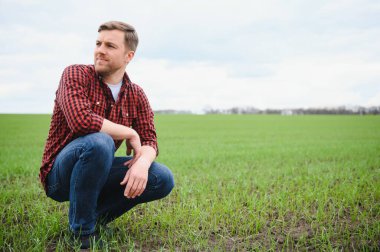 Çiftçi tarlada çalışıyor.