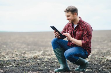 Çiftçi tarlada çalışıyor.