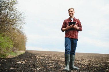 Tarladaki genç çiftçi mısır ekiyor..