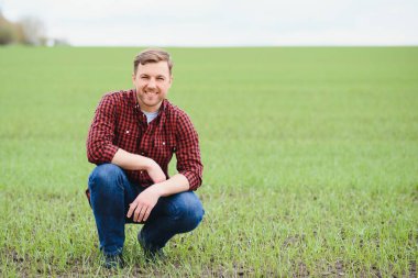 Buğday tarlasında duran çiftçinin portresi