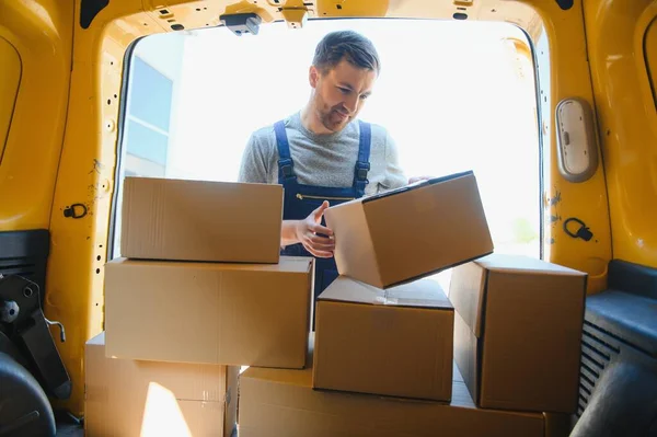 Delivery Men Unloading Moving Boxes Car — Stock Photo, Image