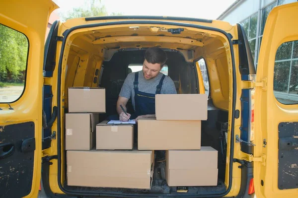 Koeriersdienst Voor Levering Van Goederen Express Service Een Man Uniform — Stockfoto