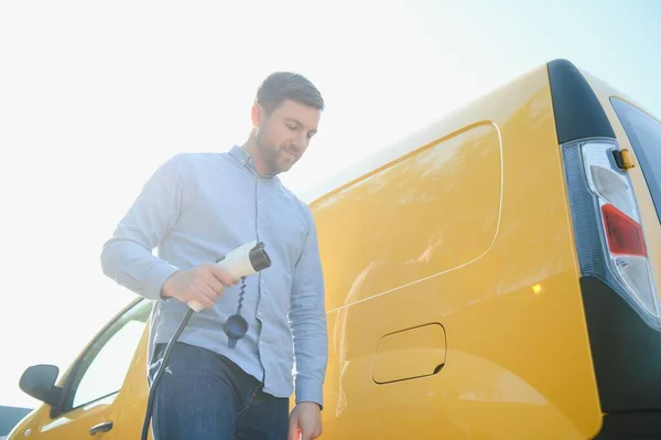 Mann Lädt Sein Elektroauto Ladestation — Stockfoto