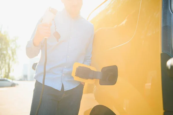 Чоловік Заряджає Свій Електричний Автомобіль Зарядній Станції — стокове фото