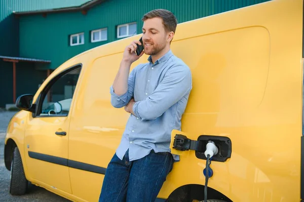 Mann Lädt Elektrofahrzeug Mit Kabel — Stockfoto