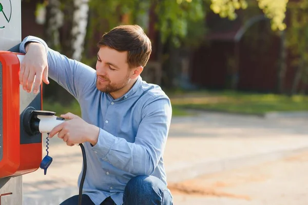 Man Holding Power Charging Cable Voor Elektrische Auto — Stockfoto