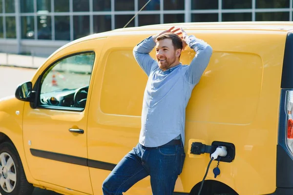 Mann Lädt Sein Elektroauto Ladestation — Stockfoto