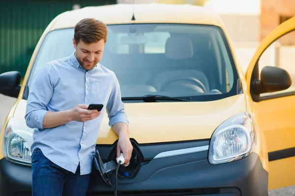 Mann Lädt Sein Elektroauto Ladestation — Stockfoto