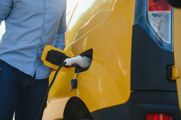 Man Opladen Elektrische Auto Door Het Huis — Stockfoto