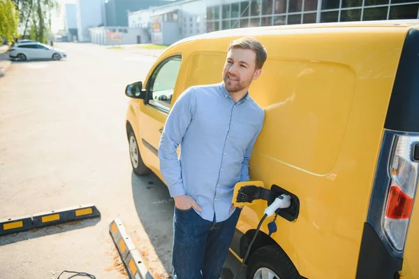 Mann Lädt Sein Elektroauto Ladestation — Stockfoto