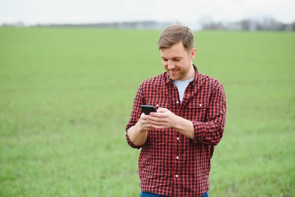 Mladý Pohledný Farmář Procházející Zemědělské Půdě Mluvící Mobilu — Stock fotografie