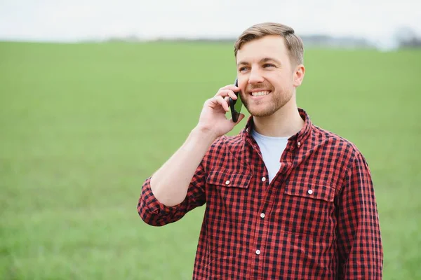 Jovem Fazendeiro Bonito Andando Terras Agrícolas Falando Telefone Celular — Fotografia de Stock