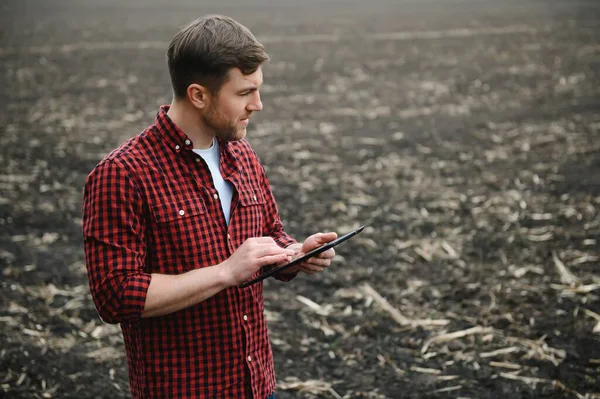 Ein Bauer Stiefeln Arbeitet Mit Seinem Tablet Auf Einem Feld — Stockfoto