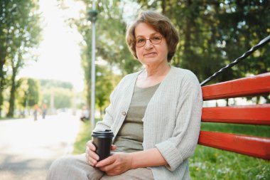 Yaz parkında son sınıf mutlu bir kadının portresi..