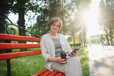 Huzurlu bir bayanın portresi. Elinde kahve var..