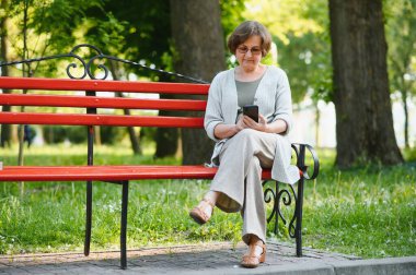 Yaz parkında son sınıf mutlu bir kadının portresi..