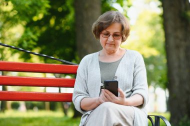 Yaz parkında son sınıf mutlu bir kadının portresi..