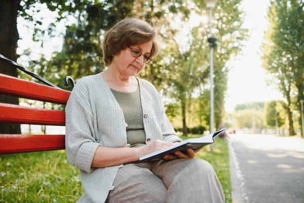 Elegant Elderly Woman Shirt Sitting Bench Park Warm Day — Stockfoto