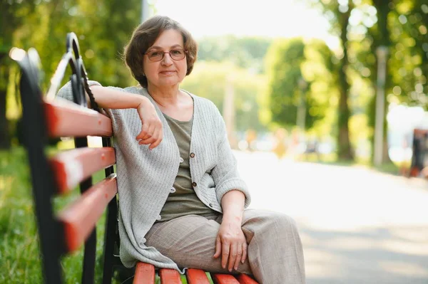 Elderly Woman Sitting Bench Summer Park — Stock Photo, Image