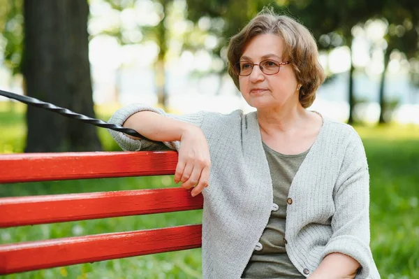 Mulher Idosa Elegante Camisa Está Sentado Banco Parque Dia Quente — Fotografia de Stock