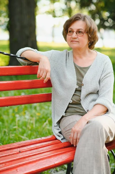 Äldre Kvinna Sitta Och Koppla Bänk Ute Parken — Stockfoto