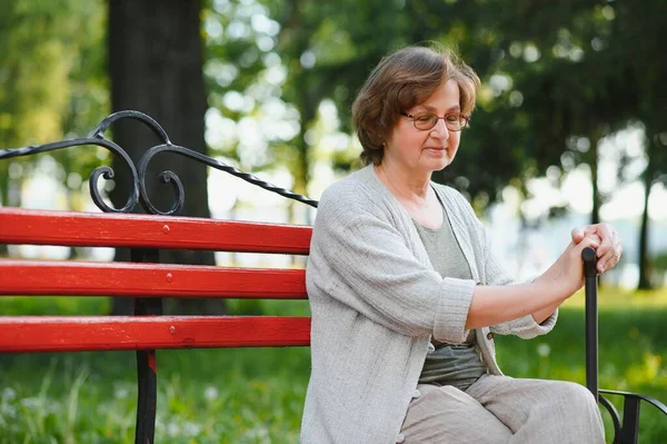 Äldre Kvinna Sitter Bänk Sommarparken — Stockfoto