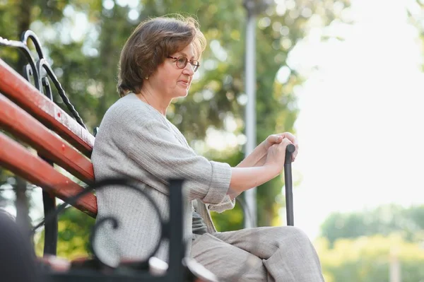 Elegant Elderly Woman Shirt Sitting Bench Park Warm Day — Stockfoto