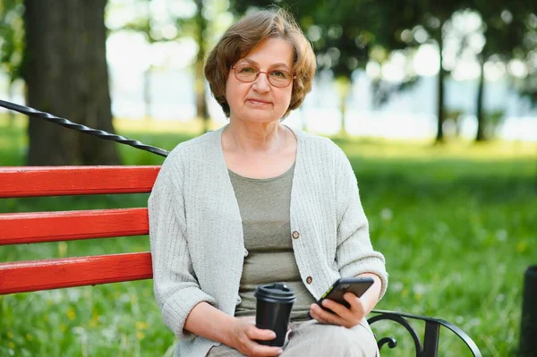 Elderly Woman Sitting Bench Summer Park — Stock Photo, Image